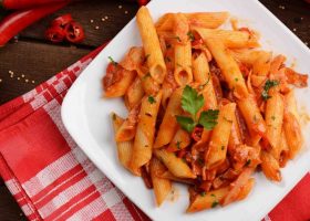 طريقة عمل مكرونة بالصلصة الحمراء