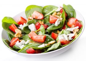 طريقة عمل سلطة السبانخ بالفراولة