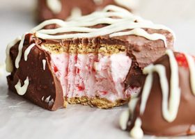 طريقة عمل ساندويتش الآيس كريم بصوص الشكولاتة والفراولة