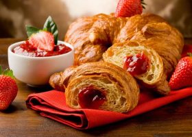 طريقة عمل الكرواسون بالمربى