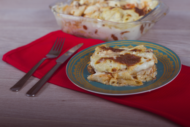 طريقة عمل مكرونة بالبشاميل والسجق