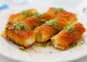 طريقة عمل كنافة مبرومة بالقشطة