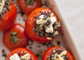 طريقة عمل طماطم محشية بالجبنة والزيتون