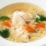 طريقة عمل شوربة لسان عصفور بقطع الدجاج