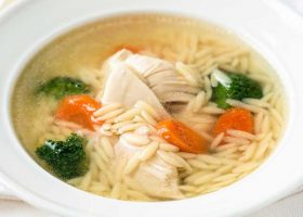 طريقة عمل شوربة لسان عصفور بقطع الدجاج