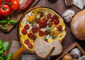 طريقة عمل بيض عيون بالسوسيس