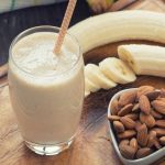 طريقة عمل سموثى الموز مع اللوز