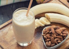 طريقة عمل سموثى الموز مع اللوز