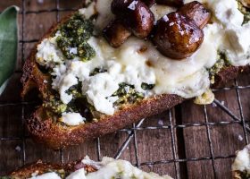 طريقة عمل شطائر التوست بالجبن الفيتا والمشروم