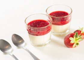 طريقة عمل كاسات الشكولاتة البيضاء بموس الفراولة