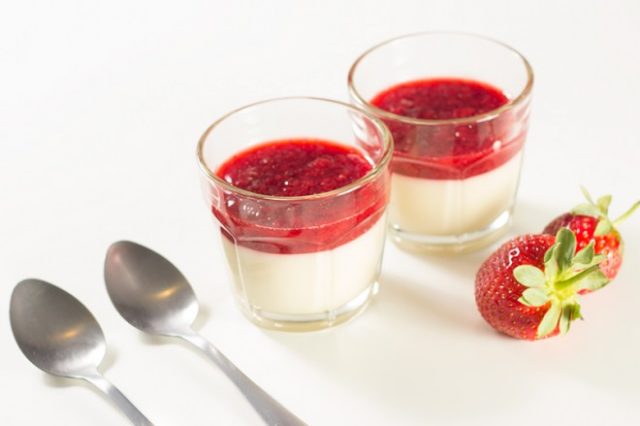 طريقة عمل كاسات الشكولاتة البيضاء بموس الفراولة