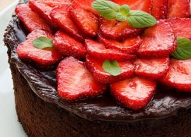 طريقة عمل تورتة الشكولاتة بالفراولة