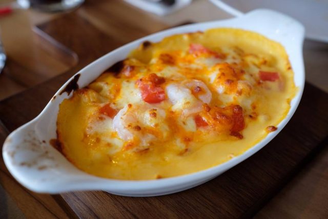 طريقة عمل طاجن جمبري بالجبنه الشيدر