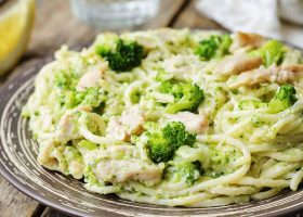 طريقة عمل مكرونة بالبروكلي وقطع الدجاج
