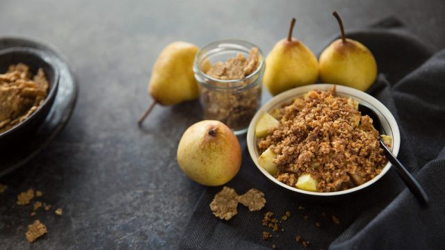 طريقة عمل كرمبل التفاح والكمثرى