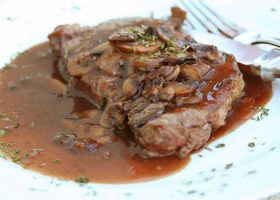 طريقة عمل لحم العجل بالصلصة الفرنسية