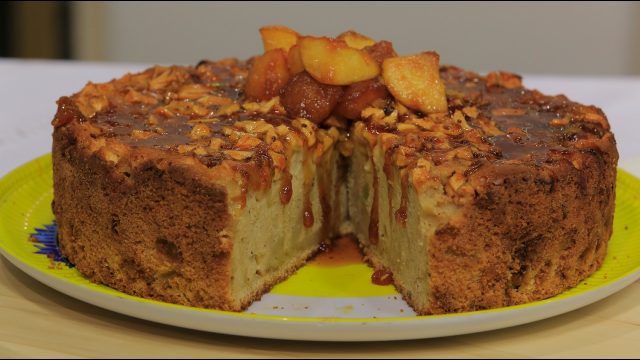 طريقة عمل كيك التفاح بالقرفة و الكراميل