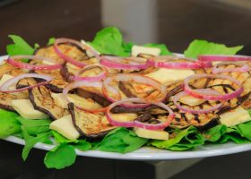 طريقة عمل باذنجان بالجبنة الحلوم