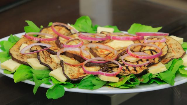 طريقة عمل باذنجان بالجبنة الحلوم