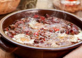 طريقة عمل فول بالبيض والبسطرمة