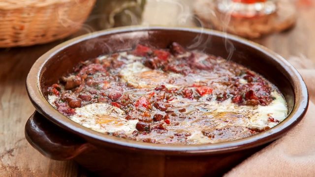 طريقة عمل فول بالبيض والبسطرمة