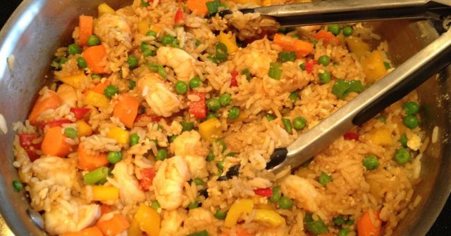 طريقة عمل أرز بالجمبري والخضروات