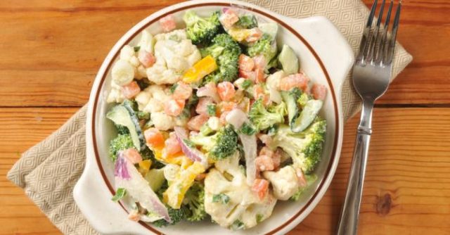 سلطة القرنبيط بالطماطم والمايونيز