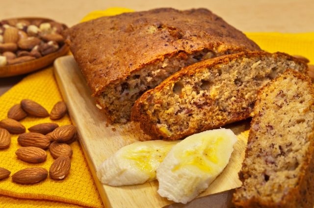 طريقة عمل كيك الموز والمكسرات