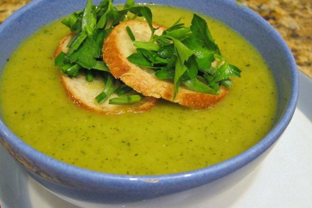 طريقة عمل شوربة الكوسة بالليمون