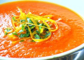 طريقة عمل شوربة الطماطم بالبرتقال