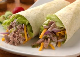 طريقة عمل لفائف التورتيلا بالتونة