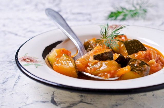 طريقة عمل طاجن الكوسة بالصلصة