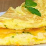 طريقة عمل الأومليت بالجبنة والبقدونس