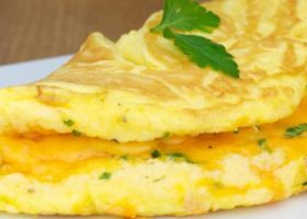 طريقة عمل الأومليت بالجبنة والبقدونس