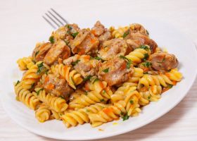 طريقة عمل مكرونة بالسجق ودبس الرمان