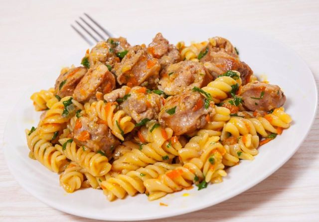 طريقة عمل مكرونة بالسجق ودبس الرمان