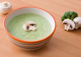 طريقة عمل شوربة البروكلي بالمشروم