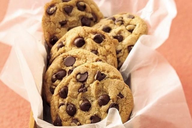 طريقة عمل كوكيز بقطع الشكولاتة