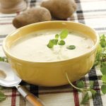 طريقة عمل شوربة البطاطس بالكريمة