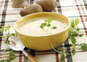 طريقة عمل شوربة البطاطس بالكريمة