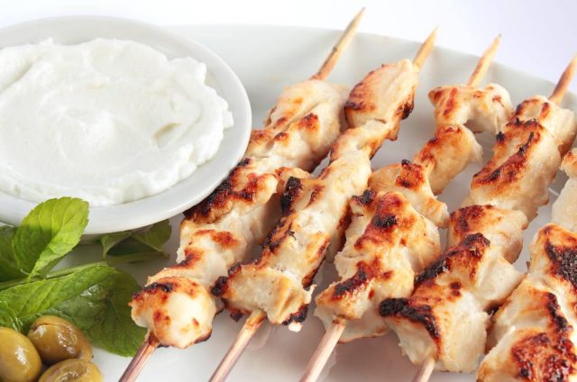 طريقة عمل شيش طاووق الدجاج بالزعتر