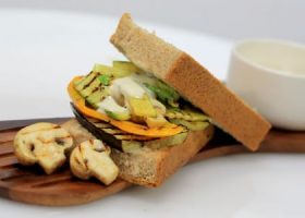 طريقة عمل ساندويتش الخضار المشوي