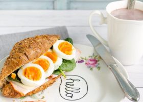 طريقة عمل ساندويتش الكرواسون بشرائح البيض