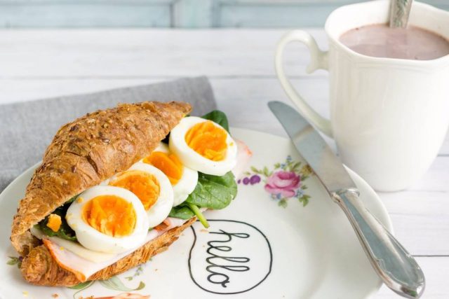 طريقة عمل ساندويتش الكرواسون بشرائح البيض