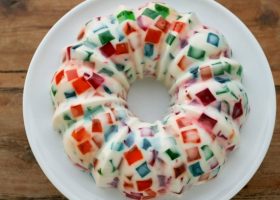 طريقة عمل كيكة الجيلي الملونة