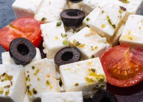 طريقة عمل جبنة قريش بالزعتر والزيتون