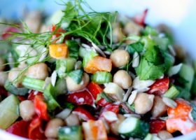 طريقة عمل سلطة الحمص