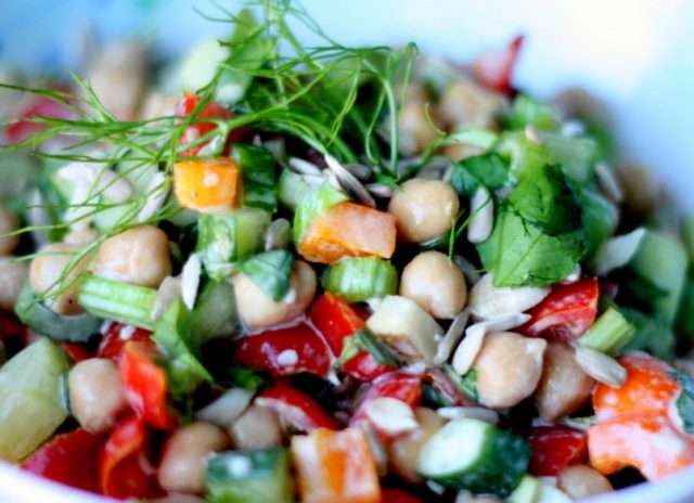 طريقة عمل سلطة الحمص