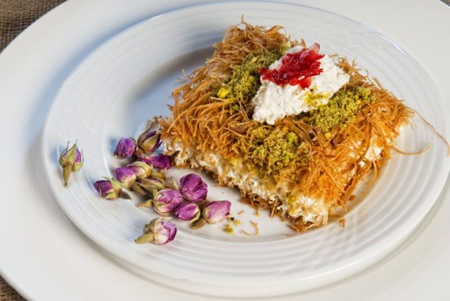 طريقة عمل الكنافه العثمانلى بكريمة الجبنه والفراولة