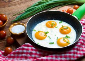 طريقة عمل البيض المقلي بدون زيت